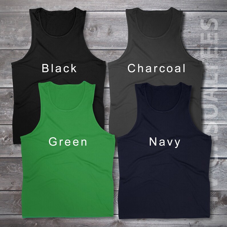 Pu&ograve; includere: Quattro canottiere in diversi colori: nero, antracite, verde e blu navy. Ogni canottiera ha un'etichetta di testo bianca sul davanti con il nome del colore.