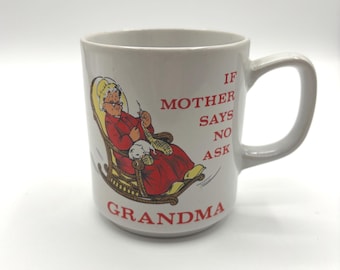 Taza de cerámica blanca vintage con la frase "Si mamá dice que no, pregúntale a la abuela", hecha en Japón.
