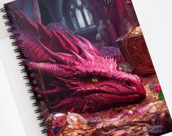 Może przedstawiać: Spiralny notatnik z szczegółową ilustracją czerwonego smoka spoczywającego na stosie skarbów. Głowa smoka, z zielonymi oczami i skomplikowanymi łuskami, jest wyraźnie widoczna. Tło przedstawia wnętrze zamku.