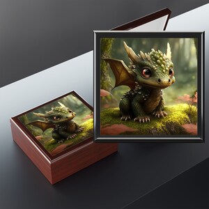 Peut inclure: Une boîte en bois avec un couvercle à charnière. Le couvercle présente une illustration colorée d'un petit dragon vert aux grands yeux rouges et au dos hérissé. Le dragon est assis sur un rocher mousseux dans un décor de forêt.
