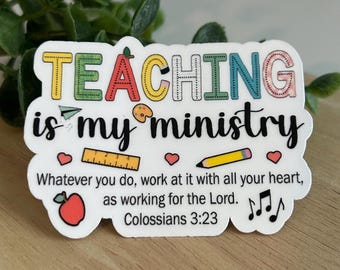 Może przedstawiać: Biała naklejka z wyciętym kształtem zawierająca kolorowy napis TEACHING is my ministry. Zawiera ilustracje linijki, ołówka, jabłka, nut i serc, a poniżej głównego napisu znajduje się czarny tekst wersetu biblijnego Colossians 3:23.