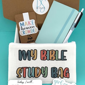 Pu&ograve; includere: Una custodia con cerniera in tela bianca con il testo MY BIBLE STUDY BAG, un taccuino azzurro, una penna bianca e nera, un segnalibro marrone con il testo MAKE heaven CROWDED e una carta bianca con un elenco di intenzioni spirituali quotidiane.