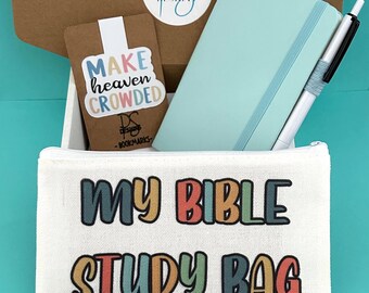 Może przedstawiać: Biały piórnik z płótna z zamkiem błyskawicznym i napisem MY BIBLE STUDY BAG, jasnoniebieski notatnik, czarno-biały długopis, brązowa zakładka z napisem MAKE heaven CROWDED oraz biała karta z listą codziennych intencji duchowych.