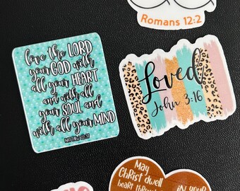 Może przedstawiać: Kolekcja kolorowych naklejek z inspirującymi cytatami i wersetami biblijnymi. Projekty obejmują "Fearless", "Called to be different", "Loved" i "By His Wounds We Are Healed". Idealne do prowadzenia dziennika, scrapbookingu lub personalizacji przedmiotów.