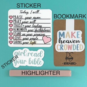 Pu&ograve; includere: Un set di due adesivi bianchi, uno rettangolare con una lista intitolata Today, I will... e uno fustellato con il testo girl, read your bible, un segnalibro marrone con il testo MAKE heaven CROWDED e un evidenziatore rosa chiaro.