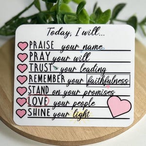 Pu&ograve; includere: Una carta quadrata bianca con il testo Today, I will... seguito da un elenco di sette elementi: PRAISE your name, PRAY your will, TRUST your leading, REMEMBER your faithfulness, STAND on your promises, LOVE your people e SHINE your light.