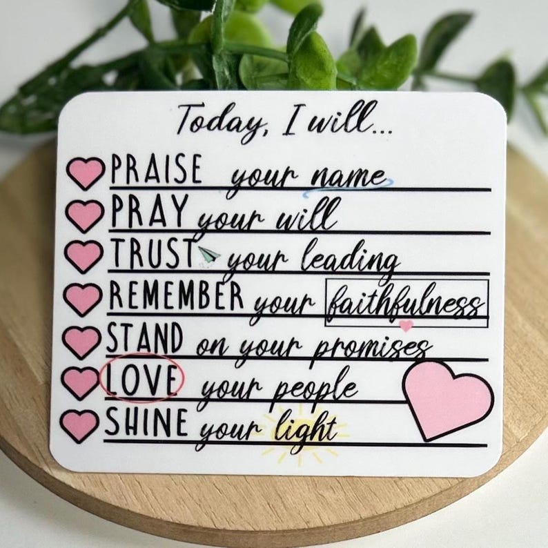 Pu&ograve; includere: Una carta quadrata bianca con il testo Today, I will... seguito da un elenco di sette elementi: PRAISE your name, PRAY your will, TRUST your leading, REMEMBER your faithfulness, STAND on your promises, LOVE your people e SHINE your light.