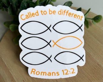 Può includere: Un adesivo bianco con bordo smerlato presenta sei simboli di pesce, uno arancione, gli altri neri. Il testo "Called to be different" e "Romans 12:2" è arancione.
