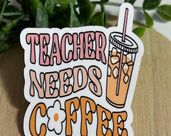 Może przedstawiać: Biała naklejka z napisem "TEACHER NEEDS COFFEE" w różowych, brzoskwiniowych i pomarańczowych literach bąbelkowych. Po prawej stronie znajduje się rysunkowy kubek z kawą mrożoną ze słomką. Naklejka ma retro, odjazdową estetykę.