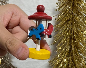 Ornamento natalizio vintage in legno, piccoli cavalli da giostra, ornamento vintage, decorazione natalizia vintage, decorazione per le vacanze vintage, regalo per bambini