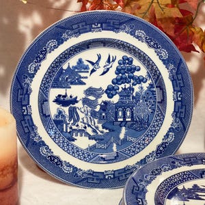 Vintage Johnson Bros Blue Willow Salad Plate Blue and White Small China Plate Vintage Ceramic Replacement Dishes Housewarming Gift ONE Plate