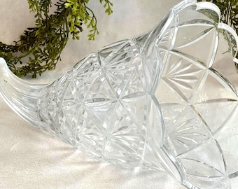 Centro de mesa de Acción de Gracias de cristal transparente vintage con diseño de cornucopia en forma de abanico y borde festoneado.