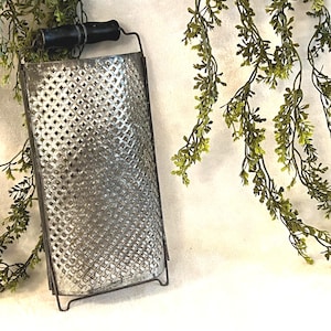 アンティーク　ビンテージ　チーズグレーター　チーズ削りナッツ１９００〜２０年代？ Antique cheese grater - Etsy 日本