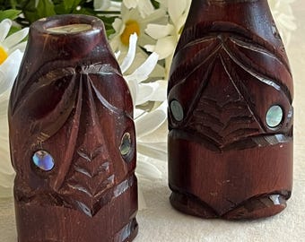 Salero y pimentero tiki maoríes vintage con detalles de concha de abulón paua, tallados a mano en madera.