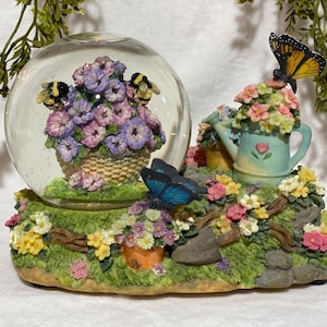 Vintage Butterfly Glitter Globe Music Box Plays Everything Is Beautiful Bumblebee Flowers Westland Giftware Butterfly Garden Music Box