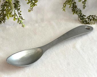 Cuchara de servir de metal vintage grande, utensilio de servir moderno contemporáneo, DESGASTADO