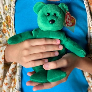 Ty Original Mütze Baby 1997 Erin der Bär mit Anhänger Grün Plüsch Bär mit Klee Emblem, Weihnachtsgeschenk für Kind Tochter Stocking Stuffer