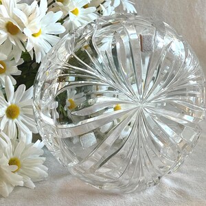 Vintage kristallskål med blommor och sågtandskant bild 8