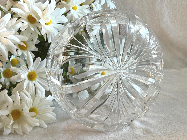 Vintage kristallskål med blommor och sågtandskant bild 8