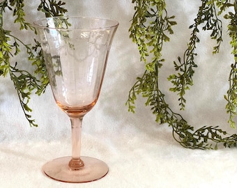 Copa de vino rosa vintage de la época de la Gran Depresión con patrón de camafeo grabado y guirnaldas (UNA)