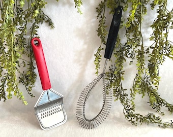 Juego de utensilios de cocina vintage: rallador de queso sueco Rivo y batidor de varillas para huevos.
