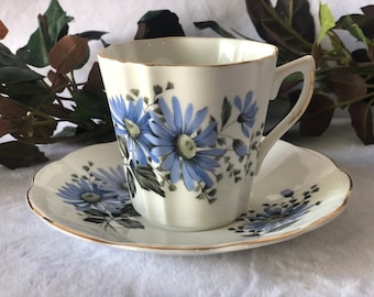 Xícara de chá vintage inglesa com pires, modelo Royal Dover Blue Flower, em porcelana fina, fabricada na Inglaterra. Presente vintage para ela, avó, Dia das Mães.