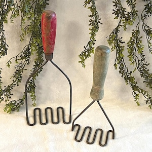 Puede incluir: Una taza de cerámica blanca con un asa negra y el texto "But First, Coffee" en negrita negra. La taza se encuentra sobre un fondo borroso, sugiriendo un ambiente acogedor.