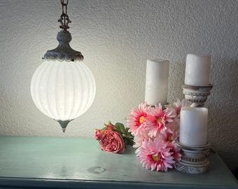 Lámpara colgante vintage de estilo Hollywood Regency, blanca iridiscente, con globo de cristal acanalado, enchufe y cadena.