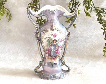 Vintage lavendel geglazuurde vaas met kleine fee en roze bloemen gouden accenten dubbele handvatten WEAR