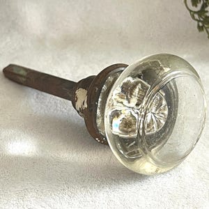 Antik glasdörrknopp metallskaft med grön patina klart glas viktoriansk dörrknopp sliten