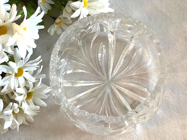 Vintage kristallskål med blommor och sågtandskant bild 6