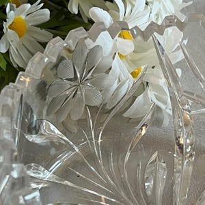 Vintage kristallskål med blommor och sågtandskant bild 3
