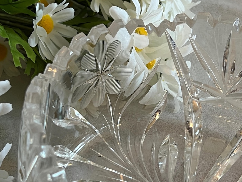 Vintage kristallskål med blommor och sågtandskant bild 3