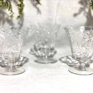Zestaw 3 kryształowych kieliszków do sherry w stylu vintage, małe kryształowe kieliszki do wina deserowego, zabytkowe szkło, zabytkowy prezent świąteczny dla gospodyni