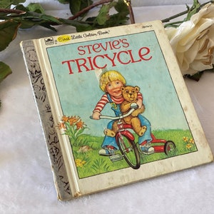 Primera edición vintage de 1982 Primer libro dorado pequeño Stevie&#39;s Tricycle Libro infantil ilustrado, regalo de Navidad para niños - E