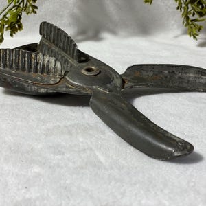 1950s Vintage Vaughan Juicer Vintage Kitchen Gadgets Metal Hand Juicer Lemon Lime Squeezer Made in USA Unique Vintage Lover Gift for Grandma