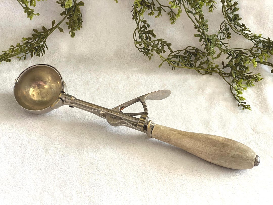 1920s Antique Ice Cream Scoop With Wooden Handle Gilchrist 31 Size 20 1920s-antique-ice-cream-scoop-with-wooden-handle-gilchrist-31-size-20