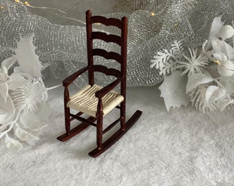 Silla mecedora de madera vintage para casa de muñecas, silla tejida para casa de muñecas, guardería para muñecas, silla mecedora para bebé, escala 1:12, regalo para niña en Navidad