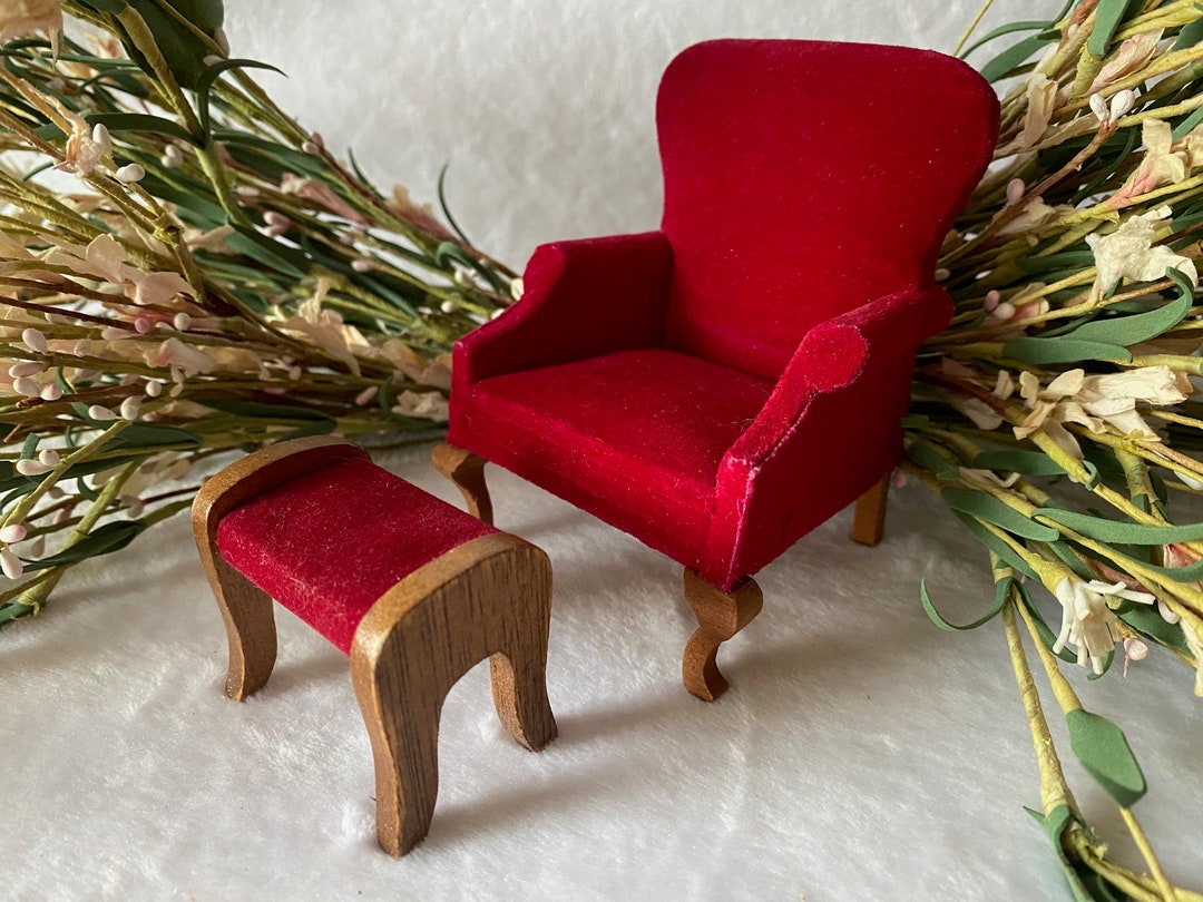 Fauteuil vintage en bois pour maison de poupée avec repose-pieds en