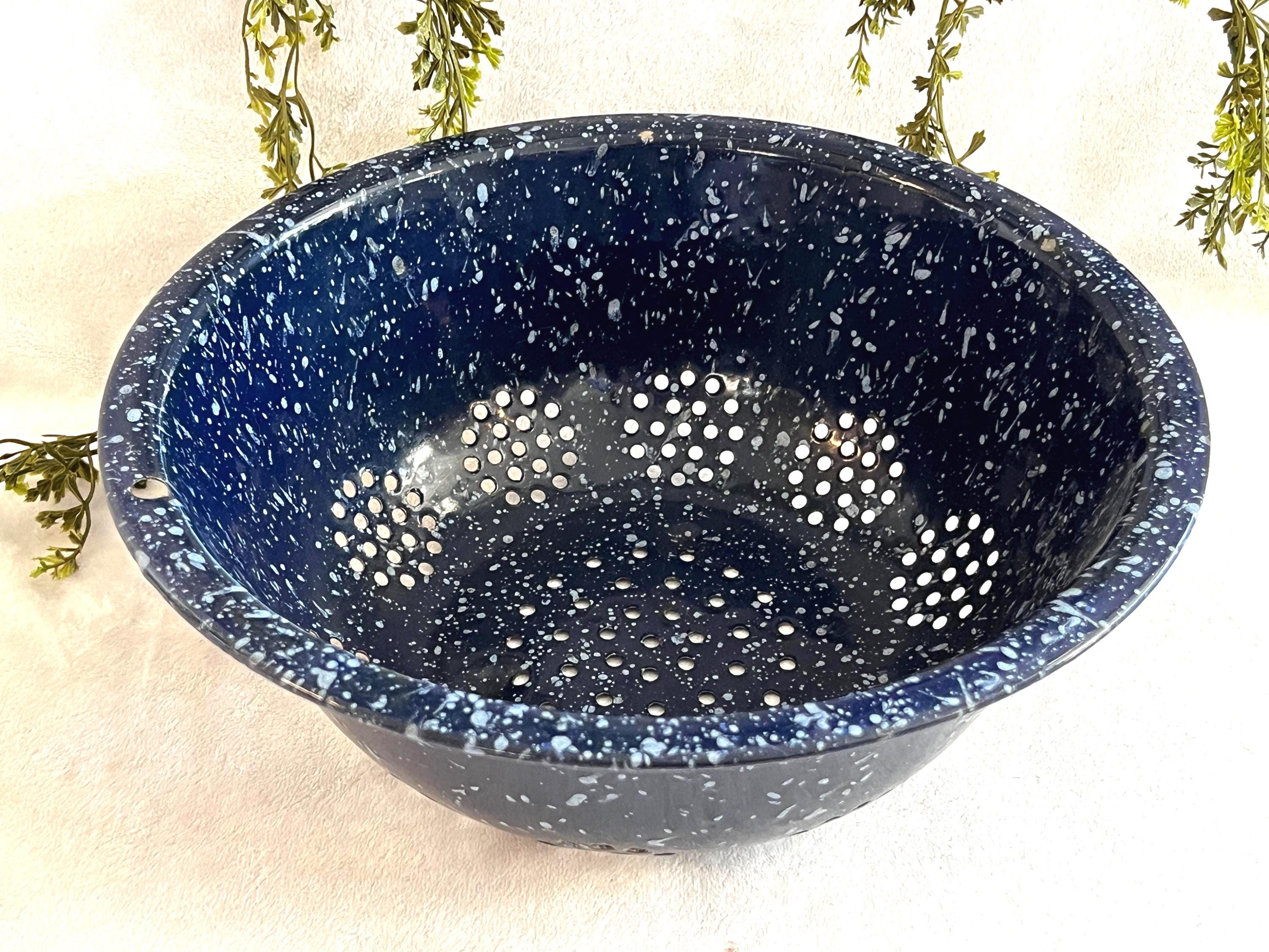 Ancienne Passoire émaillée Bleue - Manche Long - Objet Déco Vintage
