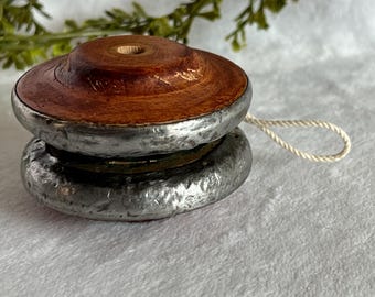 YoYo antiguo de madera y peltre, reliquia de molino, bobina de madera, yoyo de metal, juguete vintage DESGASTADO