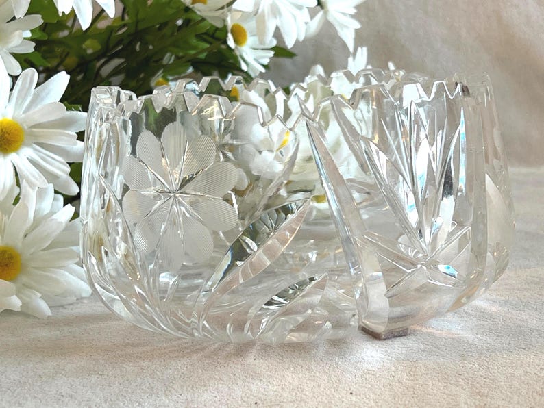 Vintage kristallskål med blommor och sågtandskant bild 7