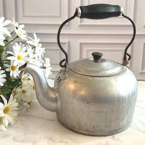 Duży czajnik aluminiowy z połowy XX wieku do dekoracji w kolorze srebrnym, vintage, doniczka na kwiaty, przybory kuchenne, wyprodukowane w USA, zardzewiały