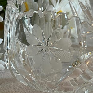 Vintage kristallskål med blommor och sågtandskant bild 2