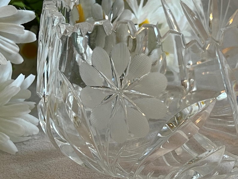 Vintage kristallskål med blommor och sågtandskant bild 2