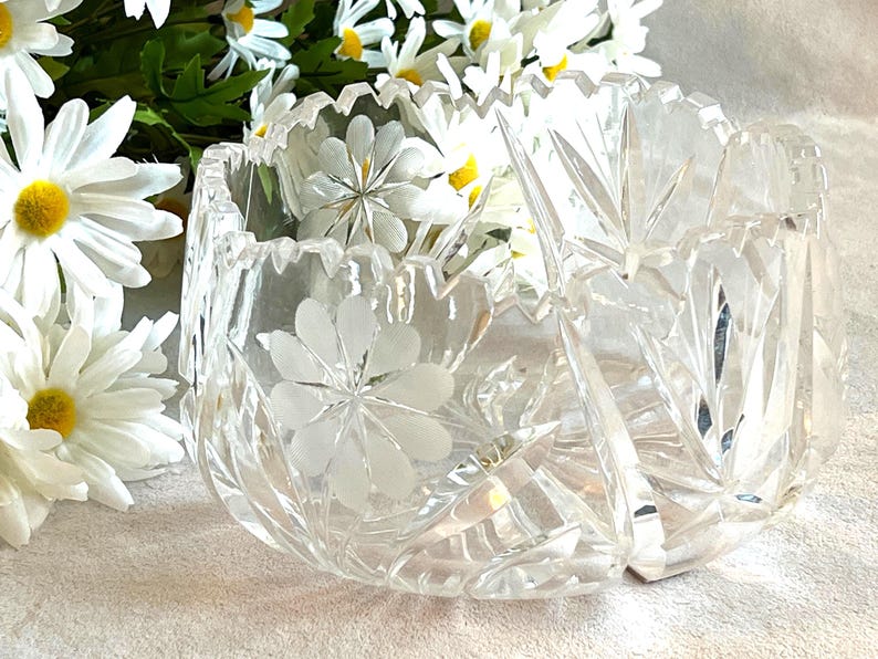 Vintage kristallskål med blommor och sågtandskant bild 1