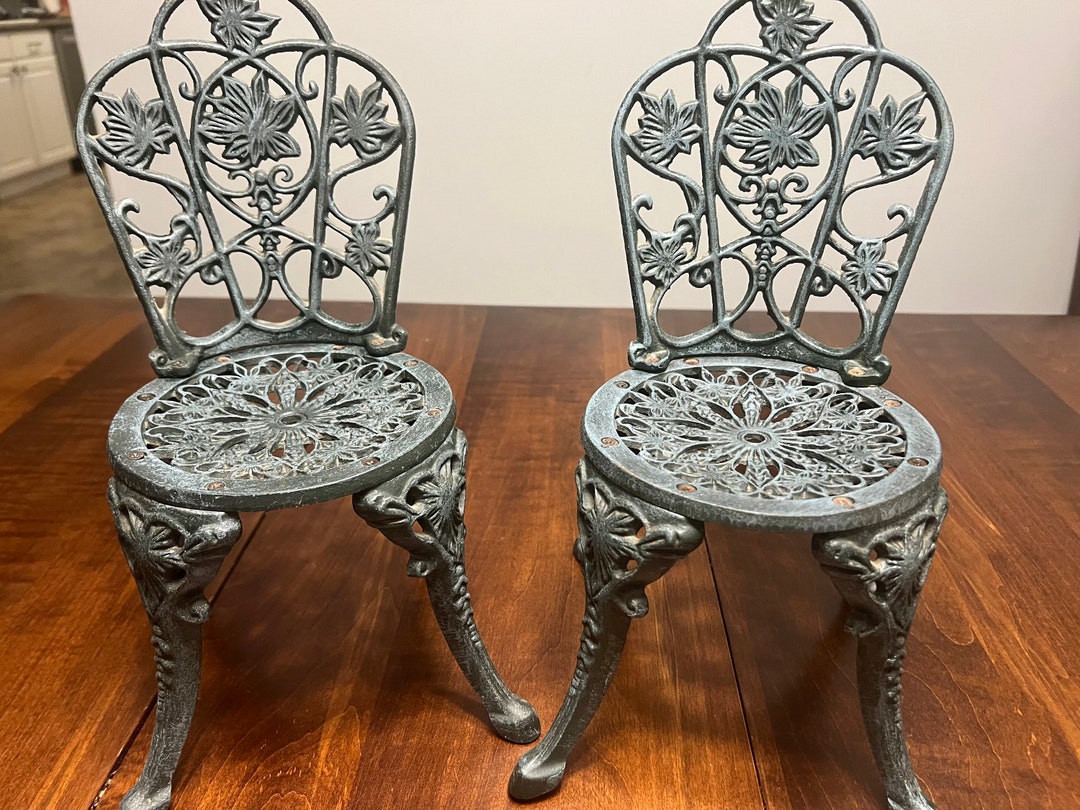 2 Vintage Display Cast Iron Garden Chairs Green Decoration Cool Spring
