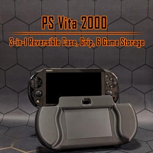 Könnte beinhalten: Eine schwarze PS Vita 2000 Konsole mit einer passenden 3-in-1 Wendetasche, Griff und Spielaufbewahrung. Die Hülle schützt die Konsole und verbessert das Gameplay. Der Text "PS Vita 2000" und "3-in-1 Reversible Case, Grip, & Game Storage" sind sichtbar.