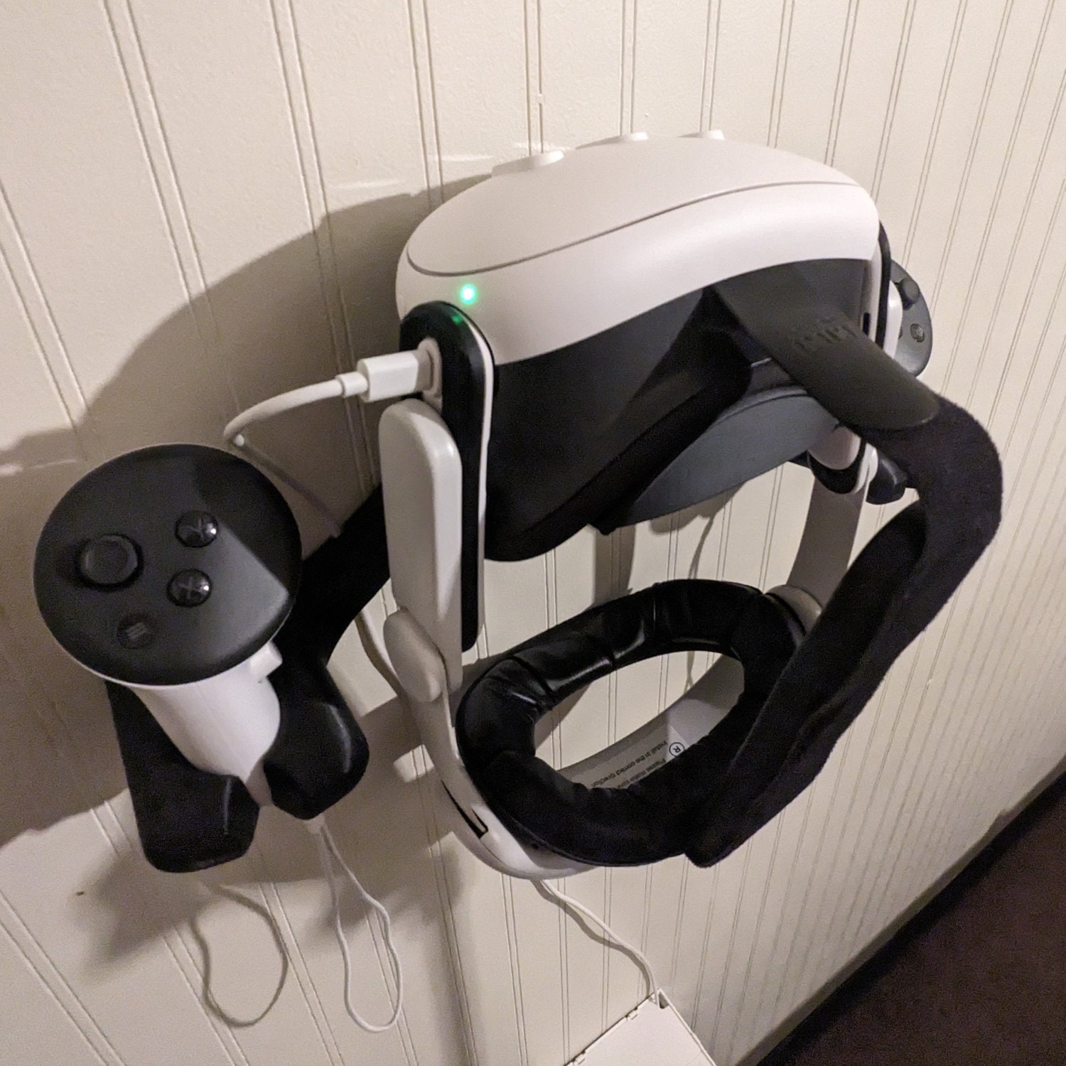 Wall Mount for Meta Quest 2 & 3 Headset + Controllers -- 3D