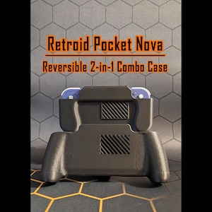 以下が含まれることがあります： Retroid Pocket Nova用の黒いリバーシブル2-in-1コンボケース。テクスチャ加工されたグリップ面と斜めの通気スロットが特徴です。ケースにはライトパープルの携帯ゲーム機が収められており、製品名がオレンジ色の文字で印刷されています。